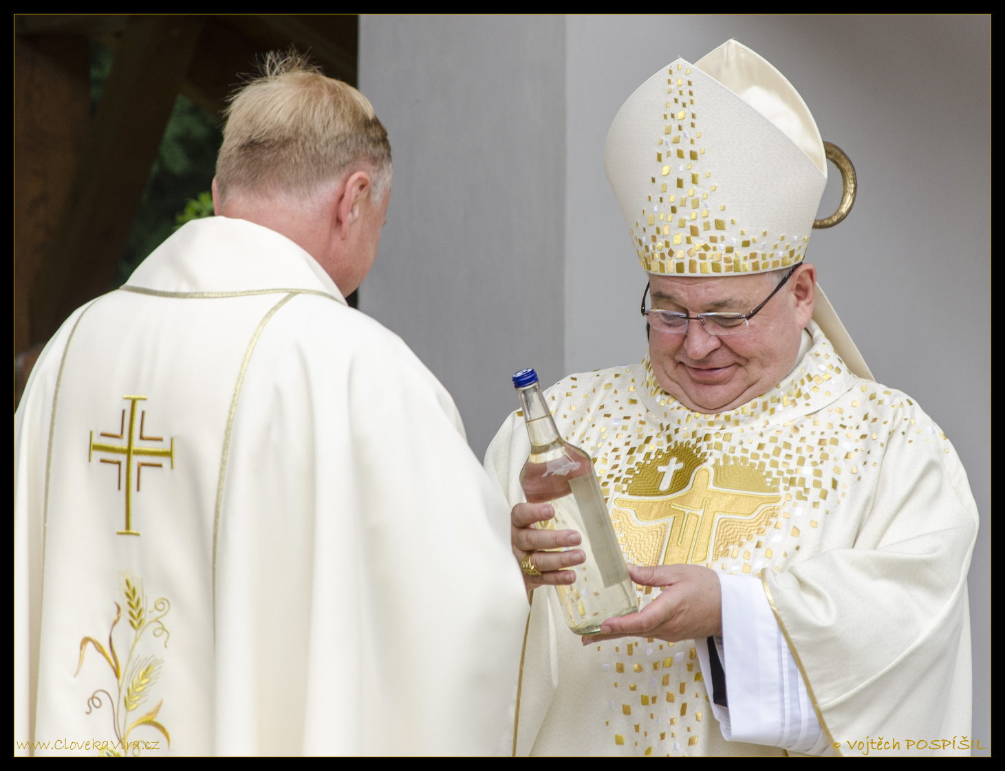 Otec kardinál dostal darem láhev slivovice