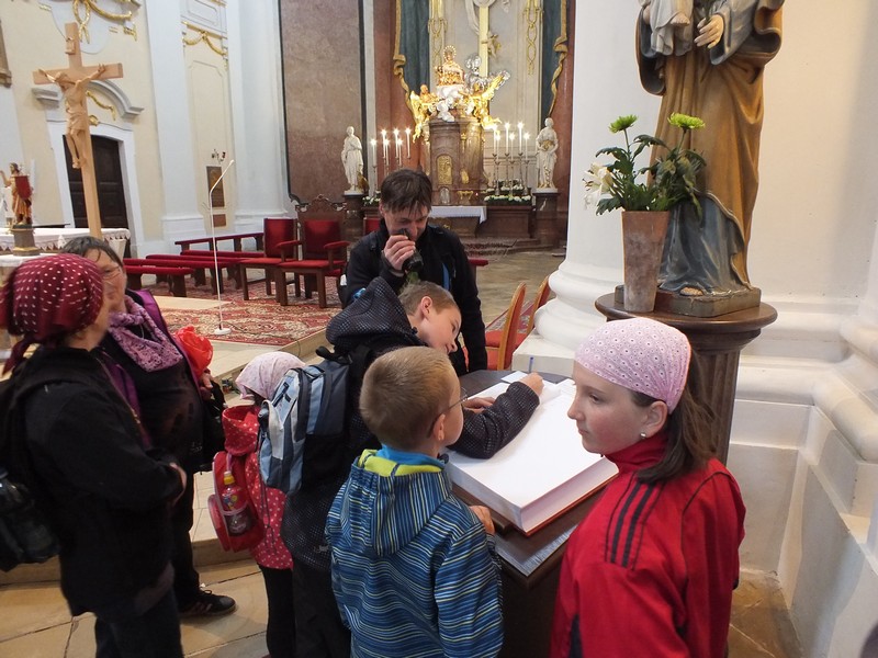 V bazilice se každý podepsal do pamětní knihy