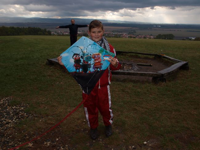 Lucka Bachanová v pozadí zjišťuje, jestli ještě prší