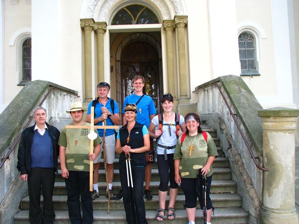 Společné foto před kostelem ve Lhotě