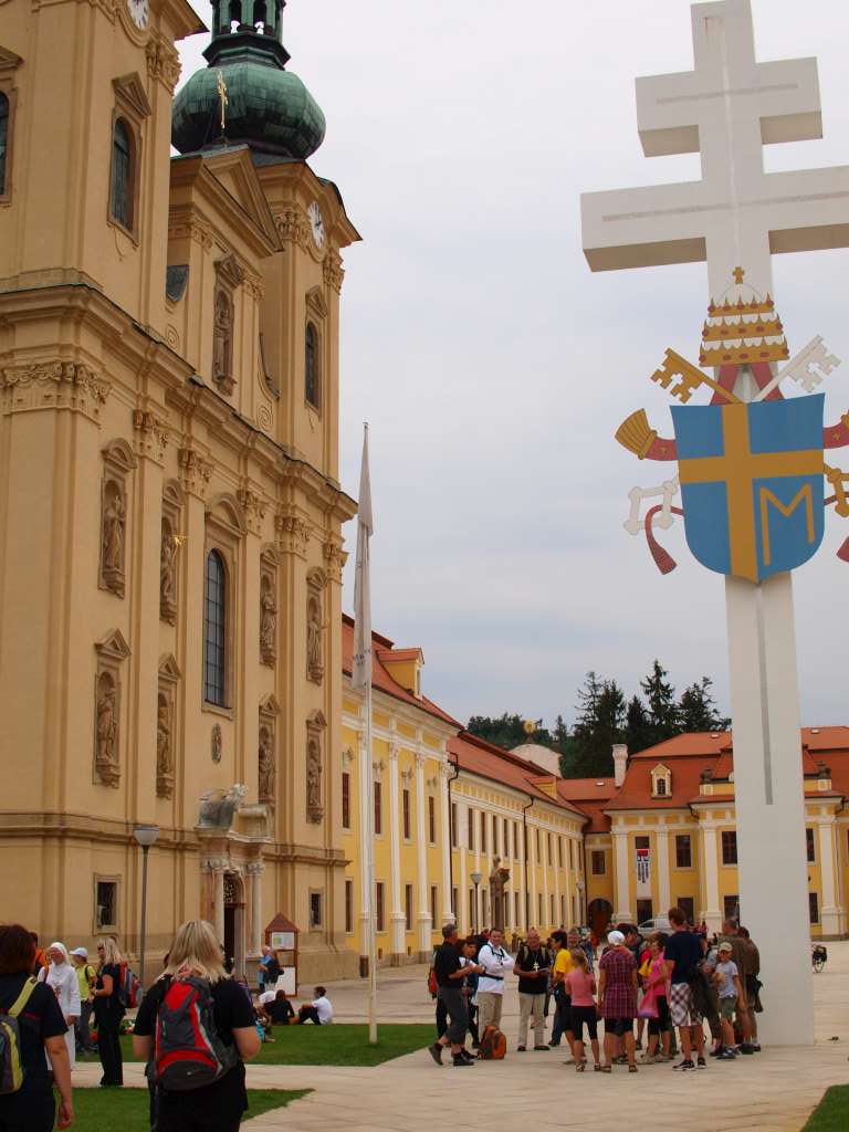 Čtrnáctá hodina se blíží a u papežského kříže začíná být rušno