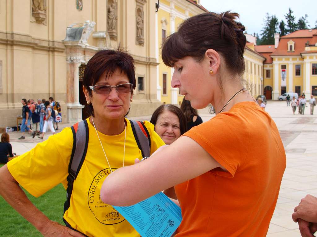 Žlutým tričkem i usměvem na tváři celou cestu zářila předsedkyně Matice svatontonínské