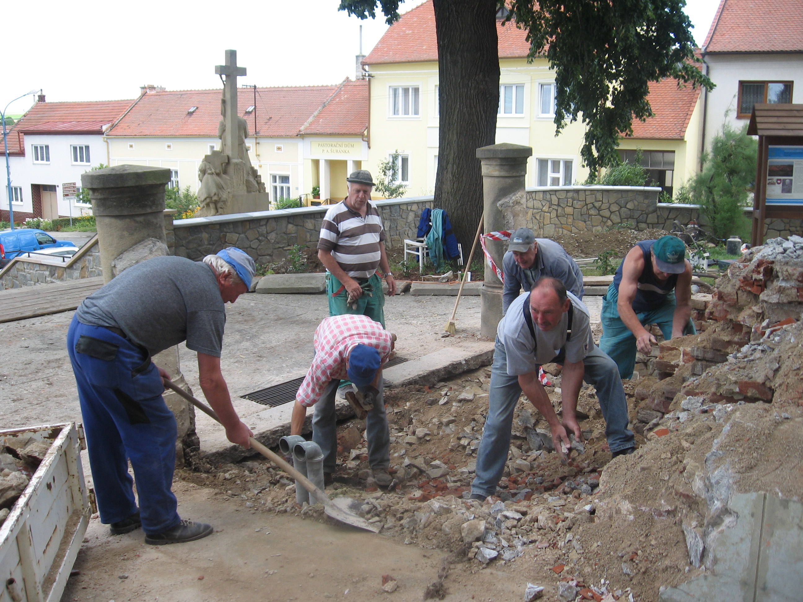 Do kostela bočním vchodem nebo po žebříku? 