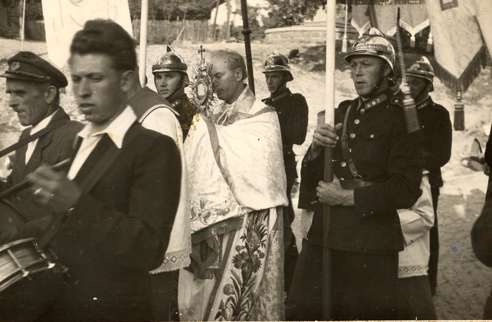 Arcibiskup Jan požehná ve Velkém Ořechově pamětní desku P. Šuránkovi