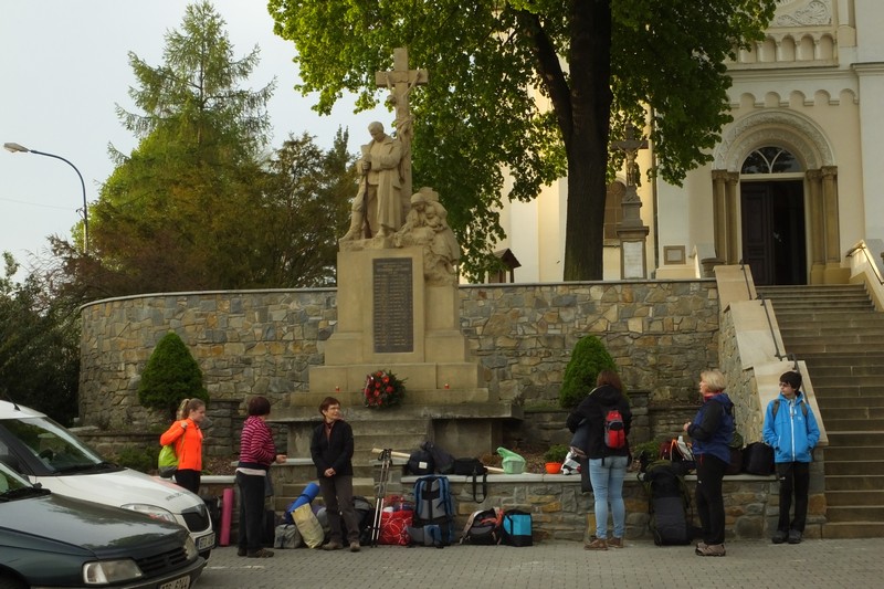 Kolem 6:15 se začínáme scházet u kostela