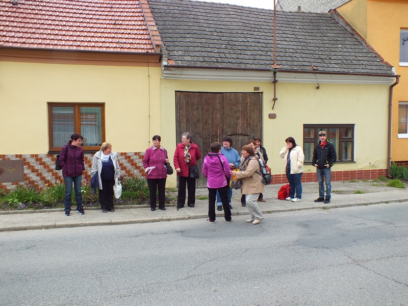 Ve Lhotě už zatím další farníci nasedají do autobusu 