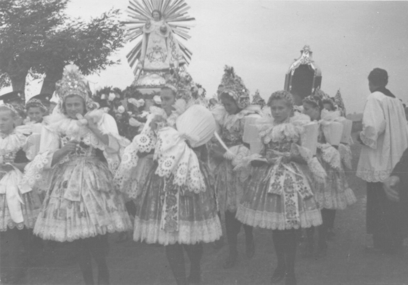 Průvod s Prazžským Jezulátkem přes Lhotu 30. 9. 1945