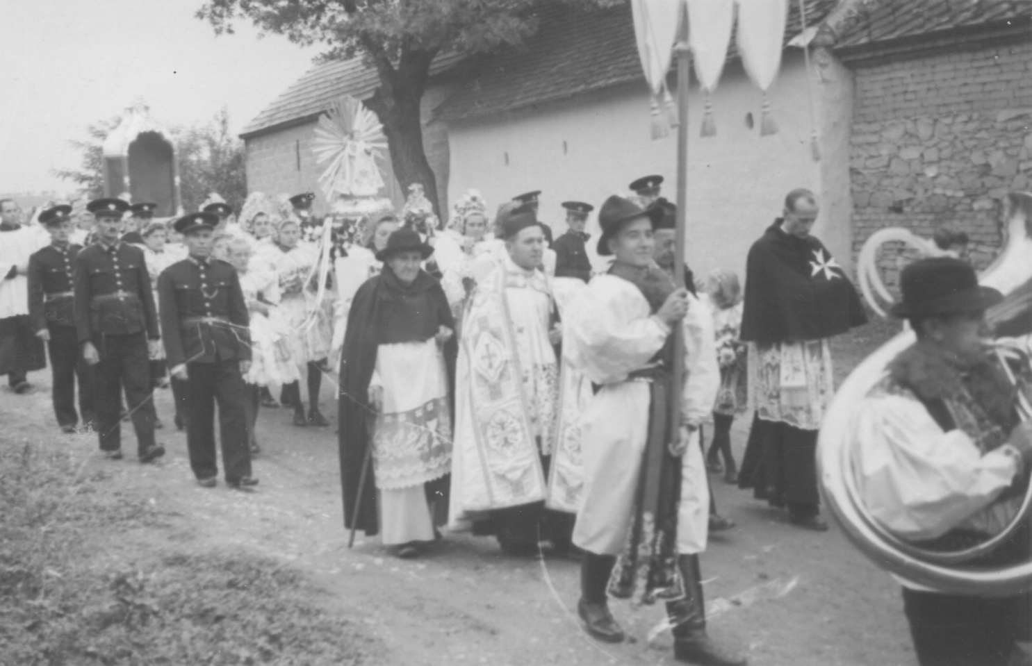 Průvod s Prazžským Jezulátkem přes Lhotu 30. 9. 1945