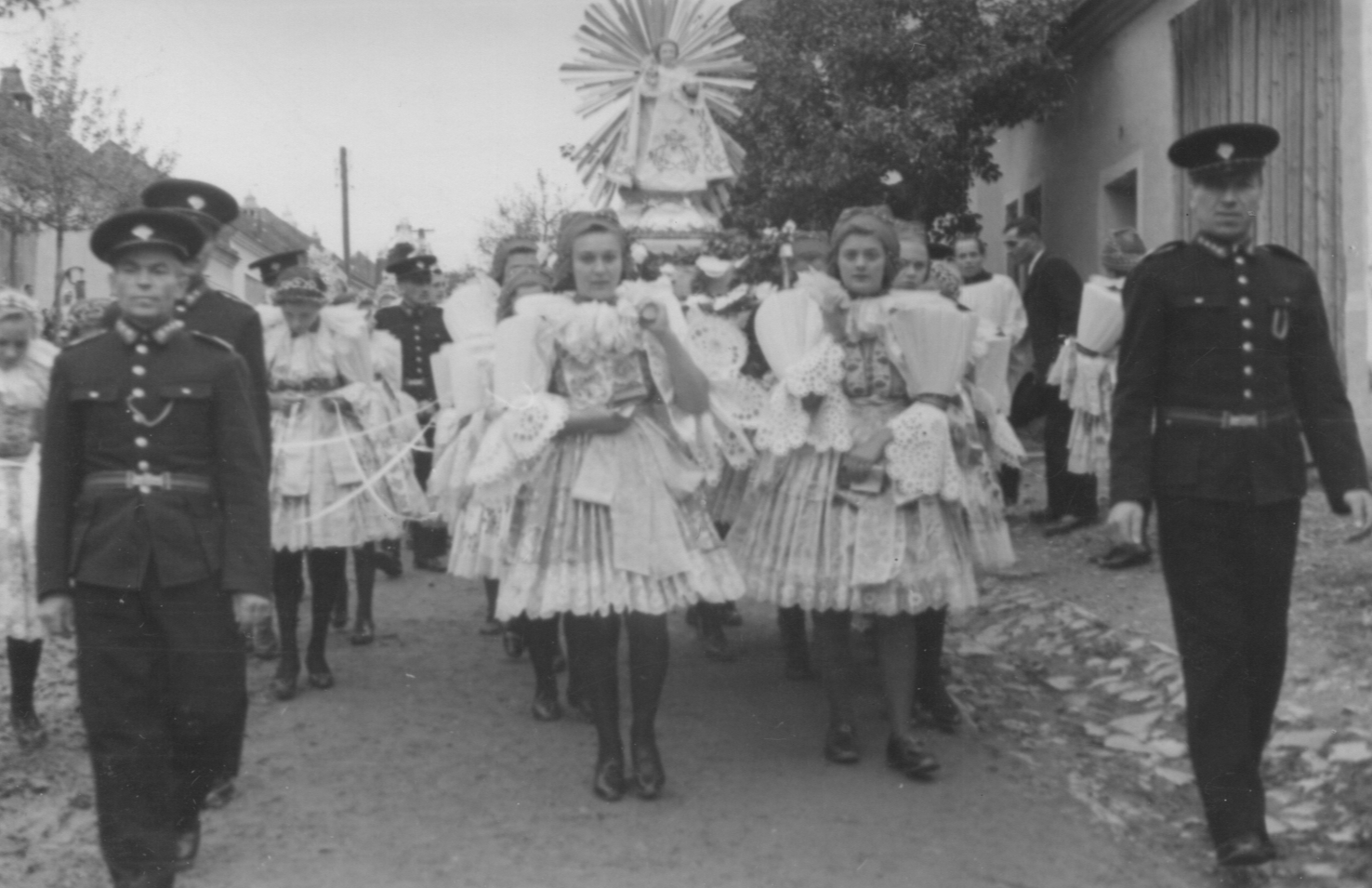 Průvod s Prazžským Jezulátkem přes Lhotu 30. 9. 1945