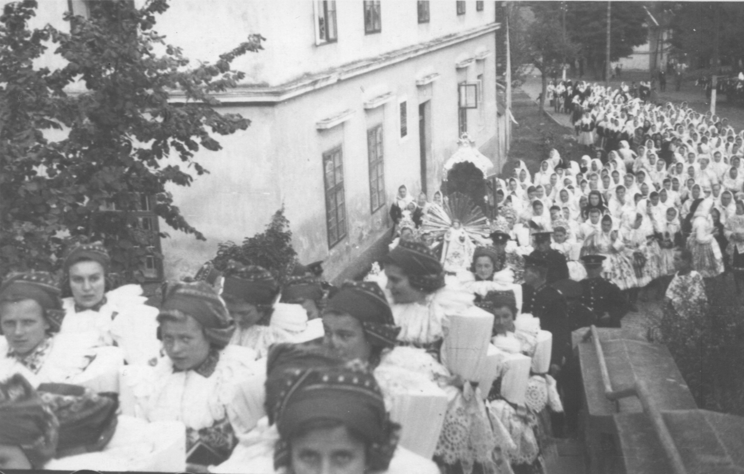 Průvod s Prazžským Jezulátkem přes Lhotu 30. 9. 1945