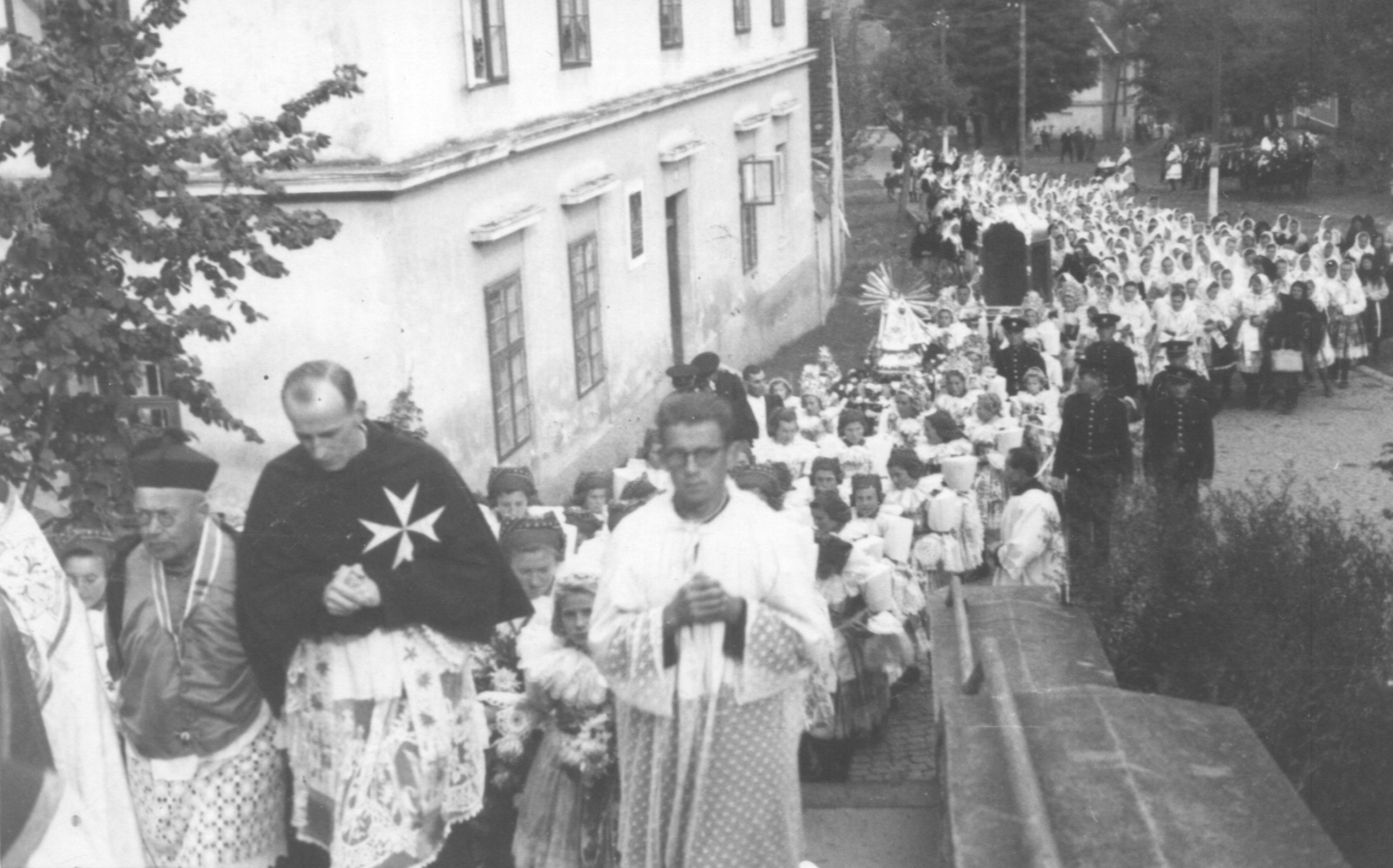 Průvod s Prazžským Jezulátkem přes Lhotu 30. 9. 1945