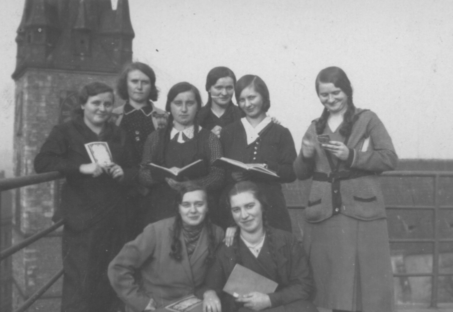 Sestra Evžena v době studií (dole s knihou)