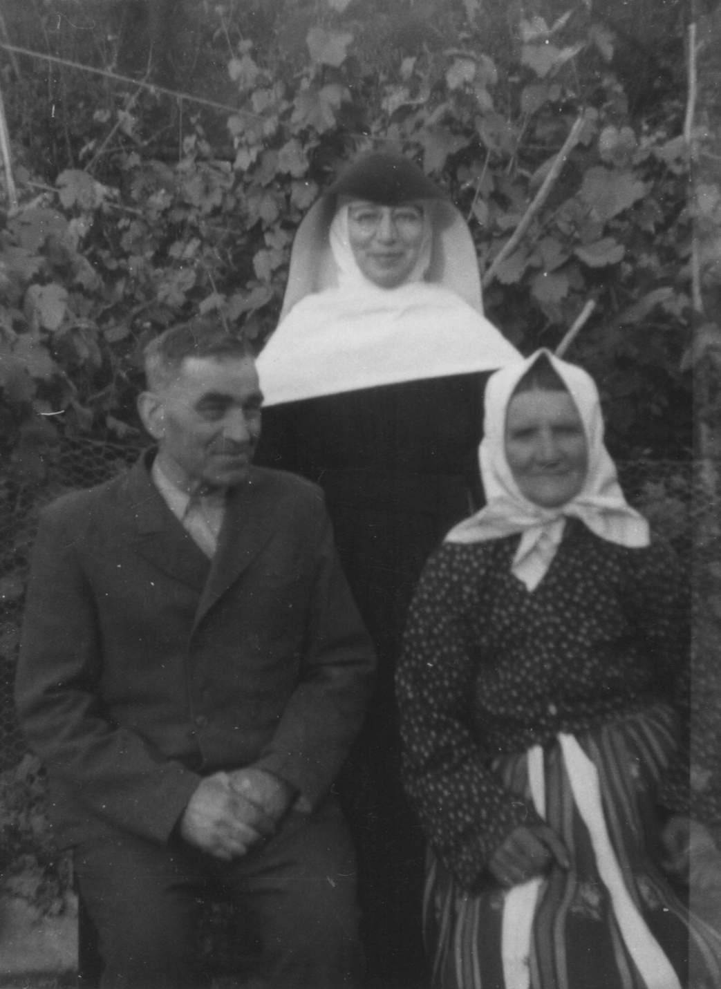 Sestra Evžena s rodiči