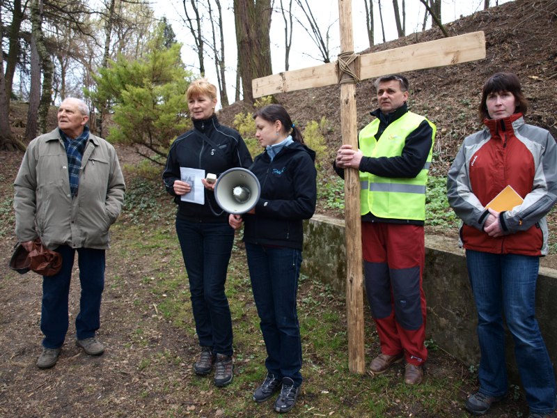 Zleva: pan Polehňa, Eliška Pospíšilová, Lidka Dominiková, Mira Pospíšil, Alka Skřenková