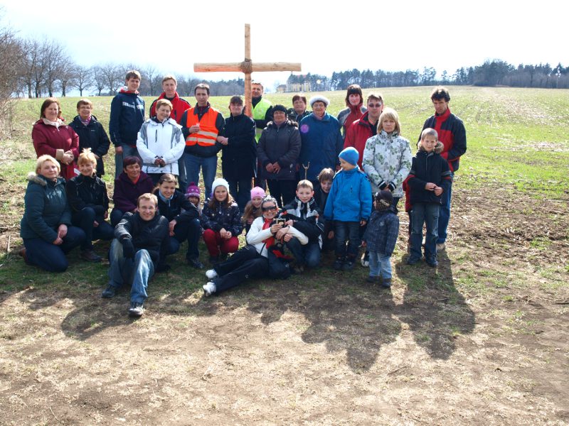 Společné foto v pozadí je kaple sv Antonína