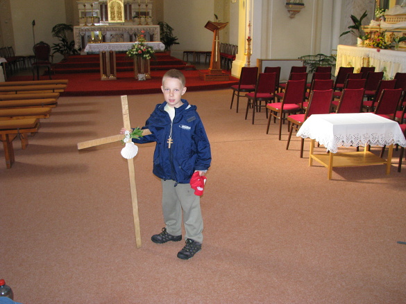 Nejmladší účastník Tom Mazurek (2. třída) nese poutnický kříž