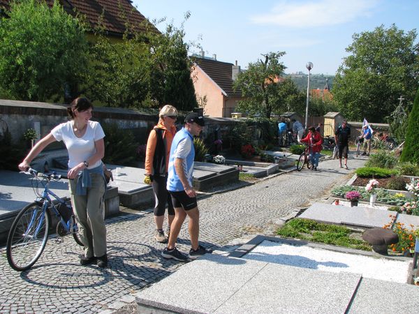 Co to mají v Napajedlích na hřbitově za velké hřiby?