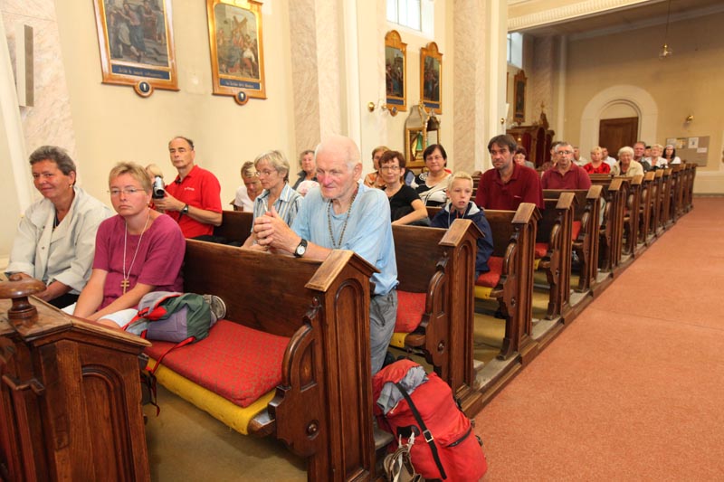 V kostele byli poutníci, kteří putovali od soboty z Veleradu, ale třeba už ze Žďáru nad Sázavou