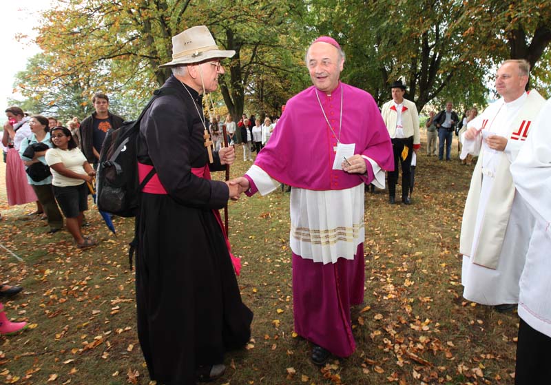 P. Jan Peňáz se vítá s otcem arcibiskupem Janem Graubnerem