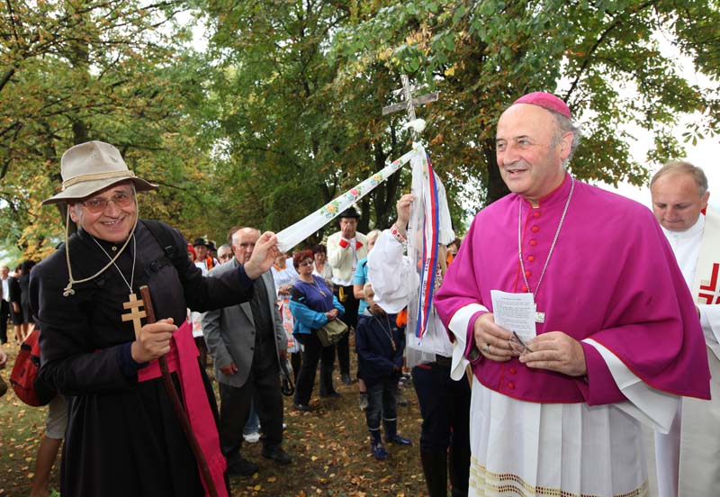 Kříž zdobí stuha ze Svatého Hostýna, Velehradu a nyní i ze Sv. Antonínku