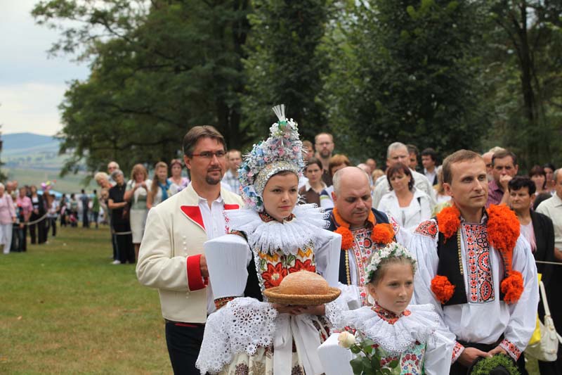 Zástupci z Ostrožské Lhoty při obětním průvodě