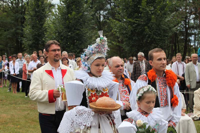 Zástupci z Ostrožské Lhoty při obětním průvodě